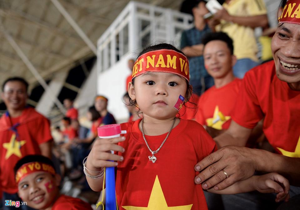 Cổ động viên xinh đẹp cổ vũ ĐTVN trên SVĐ quốc gia Lào-10