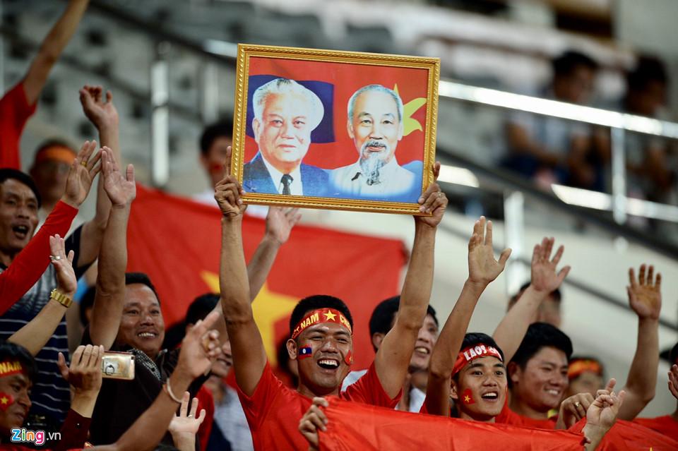 Cổ động viên xinh đẹp cổ vũ ĐTVN trên SVĐ quốc gia Lào-2