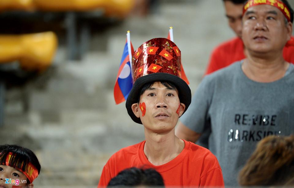 Cổ động viên xinh đẹp cổ vũ ĐTVN trên SVĐ quốc gia Lào-3