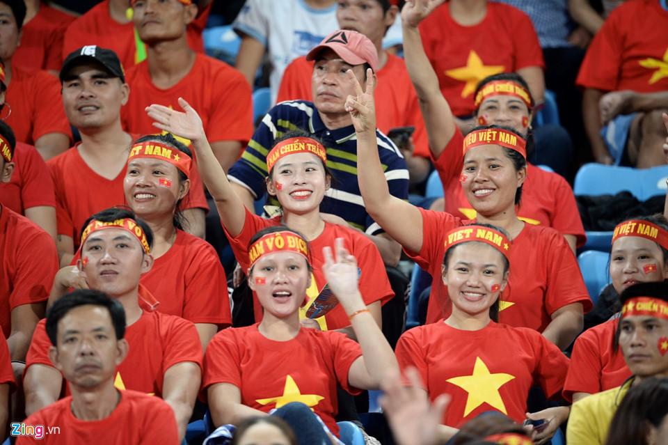 Cổ động viên xinh đẹp cổ vũ ĐTVN trên SVĐ quốc gia Lào-4