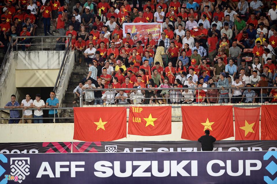 Cổ động viên xinh đẹp cổ vũ ĐTVN trên SVĐ quốc gia Lào-5