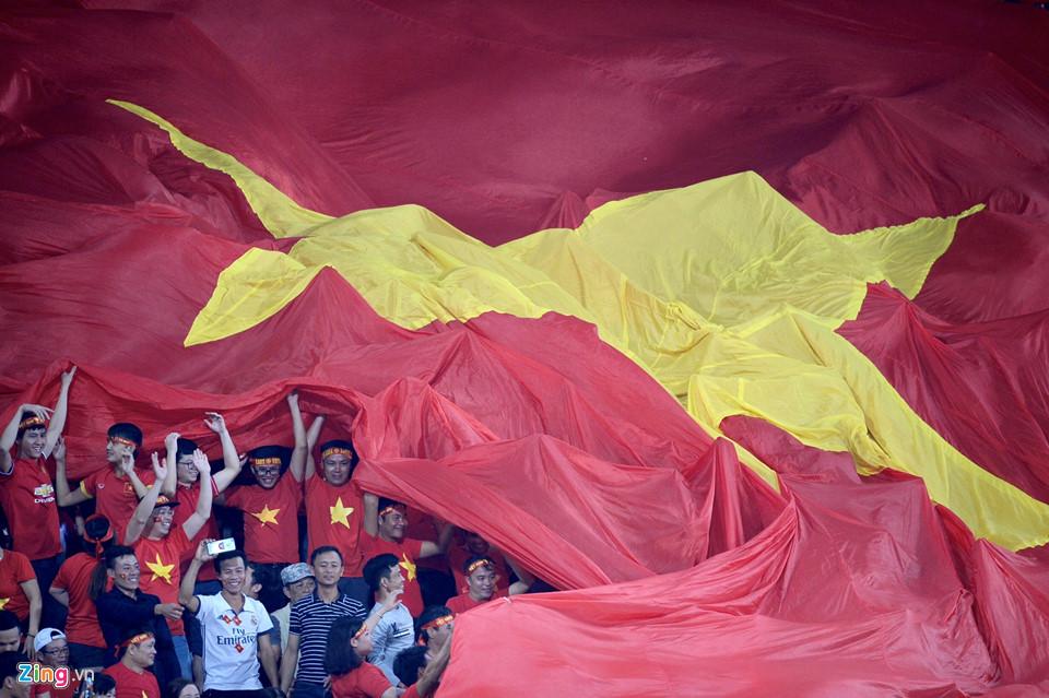 Cổ động viên xinh đẹp cổ vũ ĐTVN trên SVĐ quốc gia Lào-6