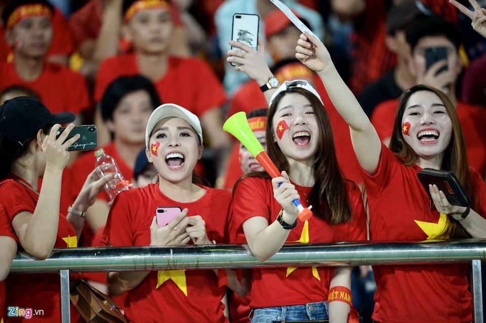 Cổ động viên xinh đẹp cổ vũ ĐTVN trên SVĐ quốc gia Lào-7