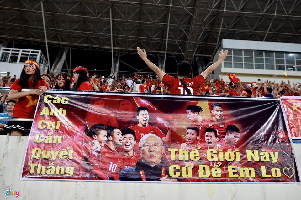 Cổ động viên xinh đẹp cổ vũ ĐTVN trên SVĐ quốc gia Lào-8