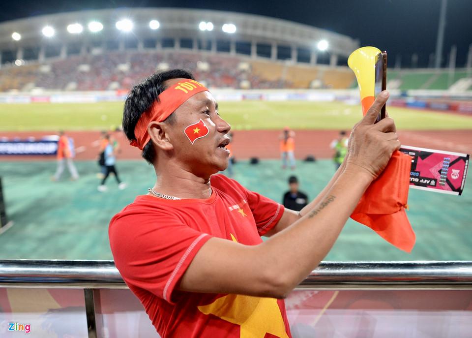 Cổ động viên xinh đẹp cổ vũ ĐTVN trên SVĐ quốc gia Lào-9