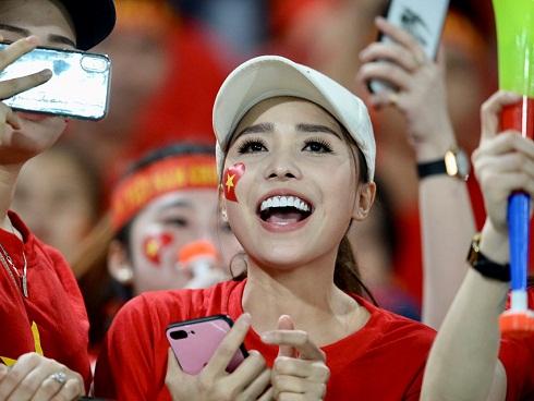 Cổ động viên xinh đẹp cổ vũ ĐTVN trên SVĐ quốc gia Lào