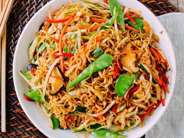 Vợ biến mì tôm thành 6 món sang chảnh chẳng đụng hàng ai khiến chồng ngất ngây đòi ăn mãi-1