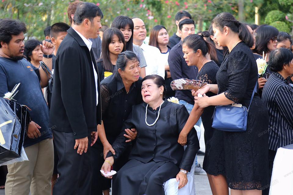 Gia đình, bạn bè khóc ngất trong lễ hỏa táng Á hậu Thái Lan Nursara Suknamai-3