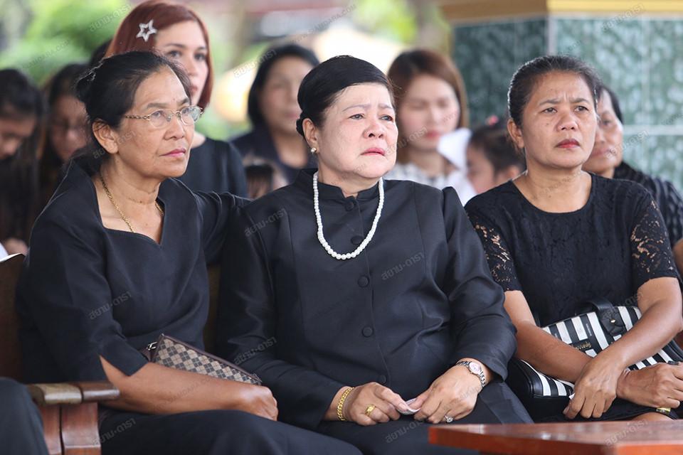 Gia đình, bạn bè khóc ngất trong lễ hỏa táng Á hậu Thái Lan Nursara Suknamai-4