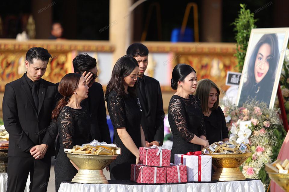 Gia đình, bạn bè khóc ngất trong lễ hỏa táng Á hậu Thái Lan Nursara Suknamai-6