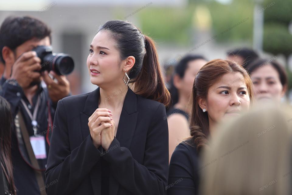 Gia đình, bạn bè khóc ngất trong lễ hỏa táng Á hậu Thái Lan Nursara Suknamai-8