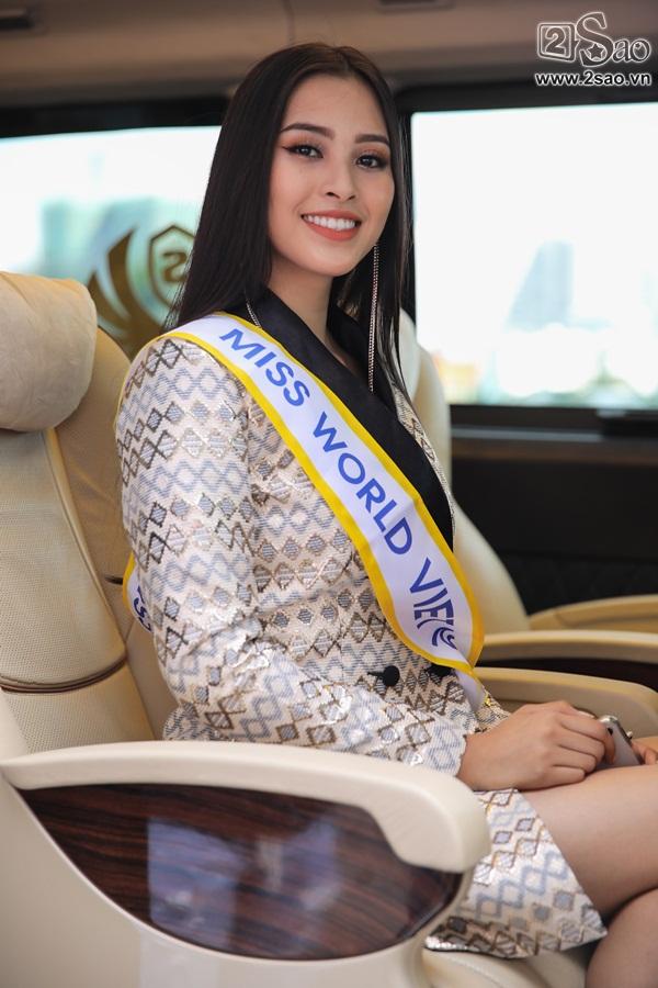 Trần Tiểu Vy xuất hiện xinh như hoa tại sân bay, chính thức lên đường chinh chiến Hoa hậu Thế Giới 2018-1