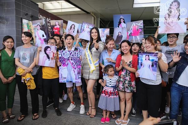 Trần Tiểu Vy xuất hiện xinh như hoa tại sân bay, chính thức lên đường chinh chiến Hoa hậu Thế Giới 2018-6