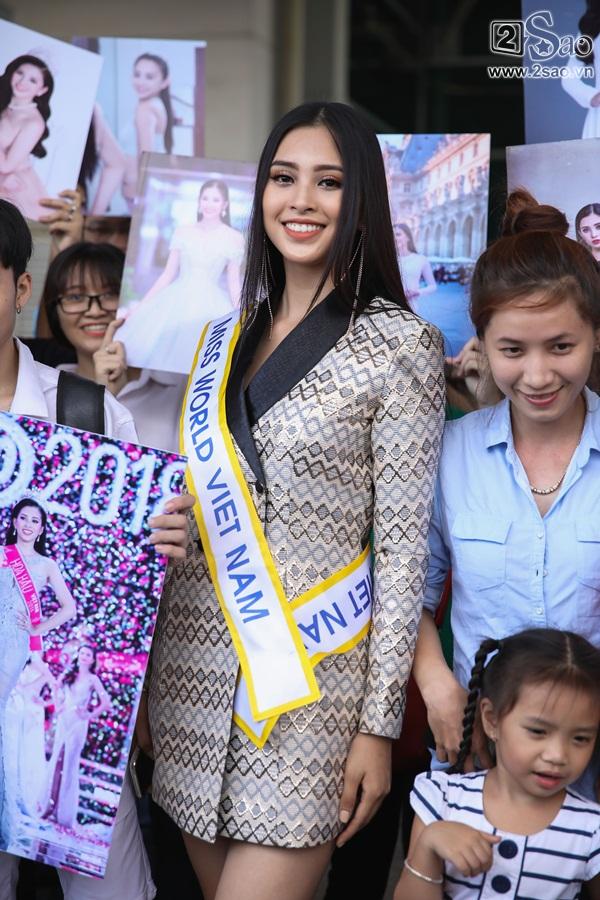 Trần Tiểu Vy xuất hiện xinh như hoa tại sân bay, chính thức lên đường chinh chiến Hoa hậu Thế Giới 2018-9