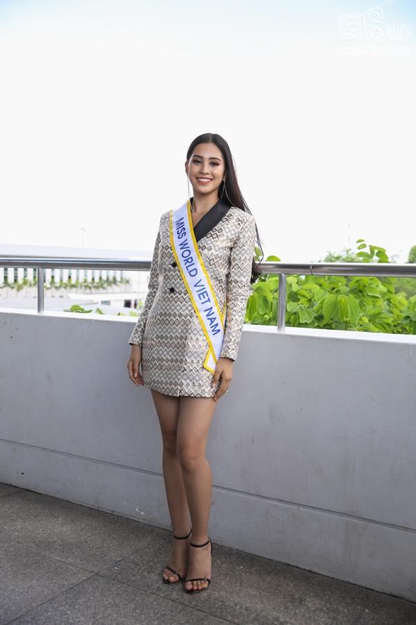 Trần Tiểu Vy xuất hiện xinh như hoa tại sân bay, chính thức lên đường chinh chiến Hoa hậu Thế Giới 2018-10