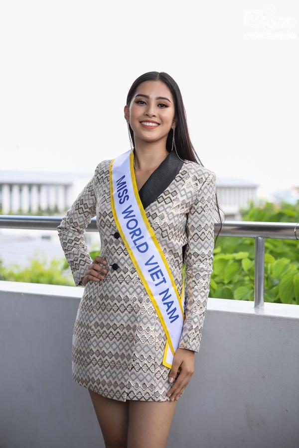 Trần Tiểu Vy xuất hiện xinh như hoa tại sân bay, chính thức lên đường chinh chiến Hoa hậu Thế Giới 2018-11