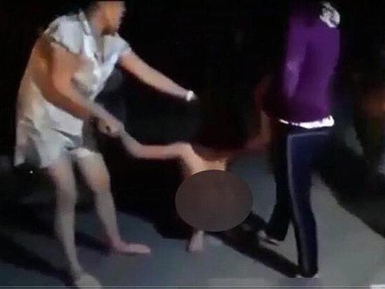 Clip: Đưa bồ đi sắm Tết, chồng bị vợ con đánh ghen kinh hoàng, CSGT đến can cũng phải bó tay-1