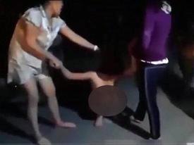 Cô gái trẻ bị đánh ghen cắt tóc, lột quần áo và kéo lê hàng chục mét tại Hải Phòng Cô gái trẻ bị đánh ghen cắt tóc, lột quần áo và kéo lê hàng chục mét tại Hải Phòng