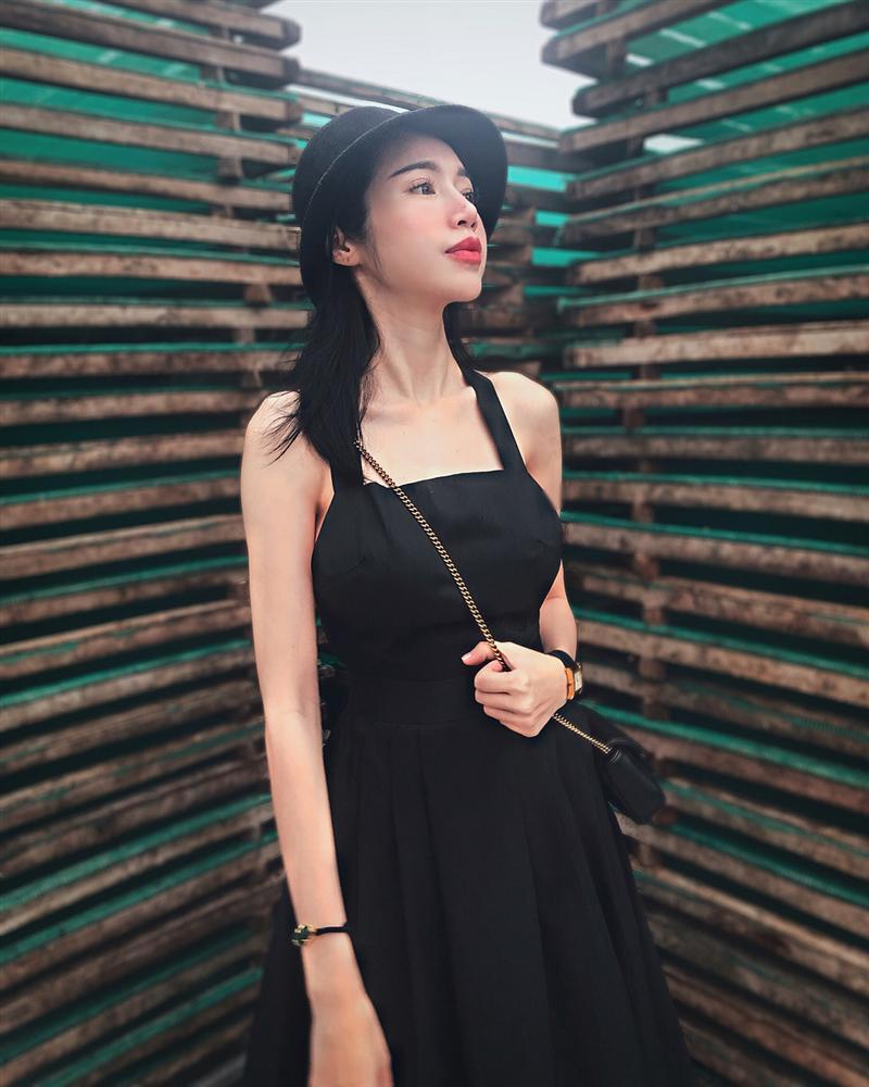 Trước khi khiến khán giả khiếp sợ vì xương vai nhô lên như kiếm, Elly Trần từng nhiều lần lộ thân hình trơ xương-4