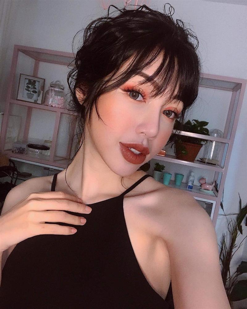 Trước khi khiến khán giả khiếp sợ vì xương vai nhô lên như kiếm, Elly Trần từng nhiều lần lộ thân hình trơ xương-9