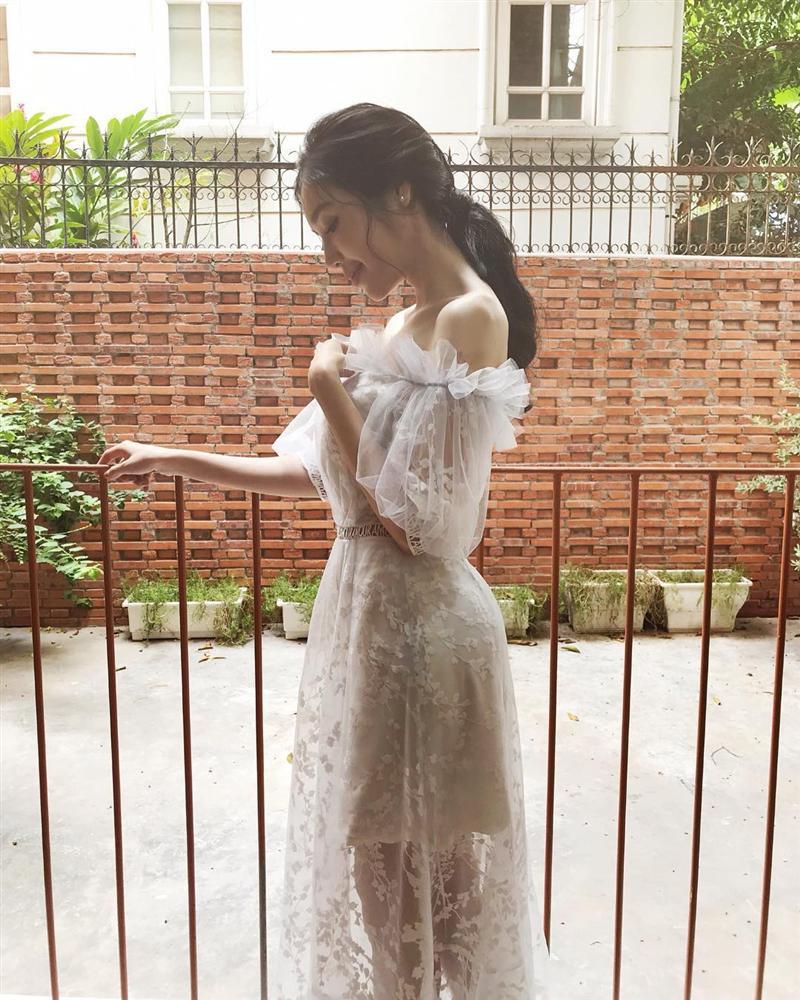 Trước khi khiến khán giả khiếp sợ vì xương vai nhô lên như kiếm, Elly Trần từng nhiều lần lộ thân hình trơ xương-6