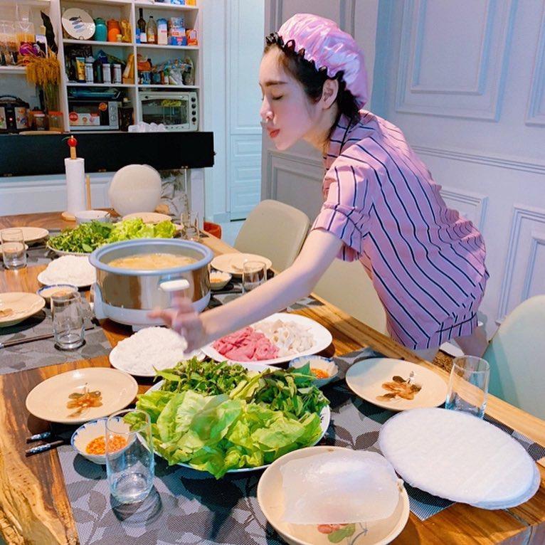 Trước khi khiến khán giả khiếp sợ vì xương vai nhô lên như kiếm, Elly Trần từng nhiều lần lộ thân hình trơ xương-8