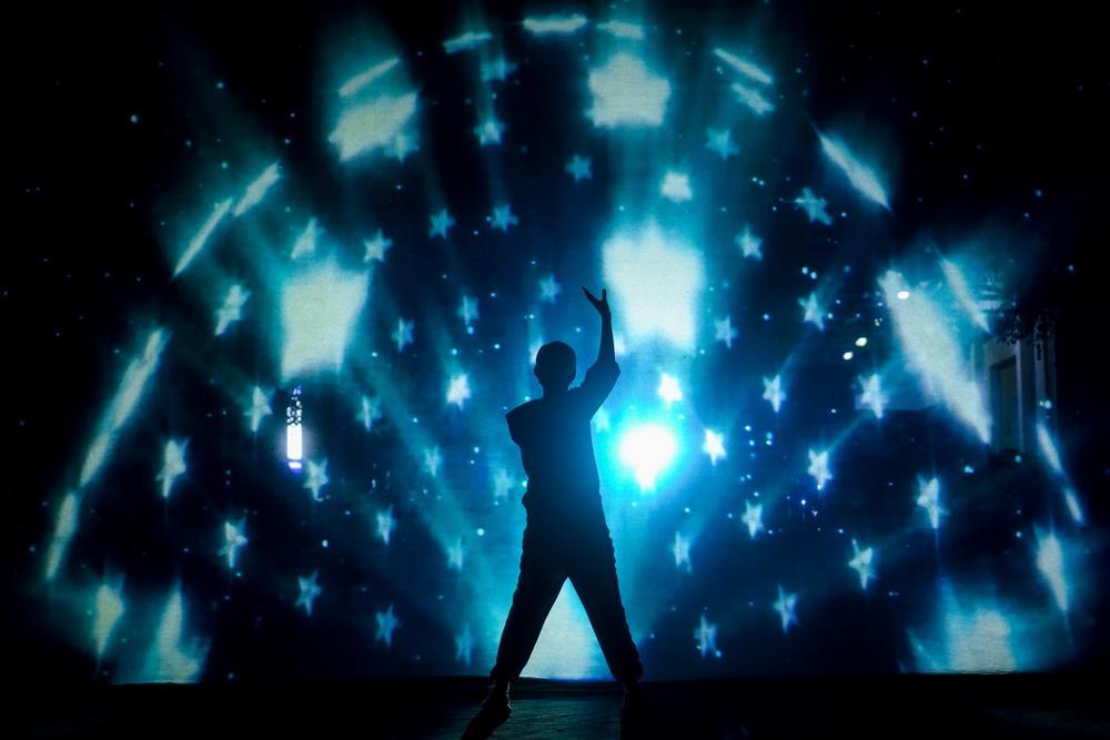 Vũ Cát Tường không ngại nguy hiểm, treo mình trên cao 8 tiếng tập luyện cho liveshow tiền tỷ-1