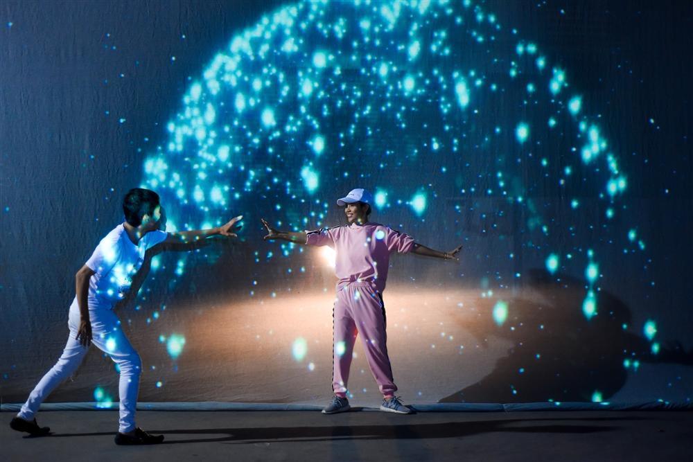 Vũ Cát Tường không ngại nguy hiểm, treo mình trên cao 8 tiếng tập luyện cho liveshow tiền tỷ-2