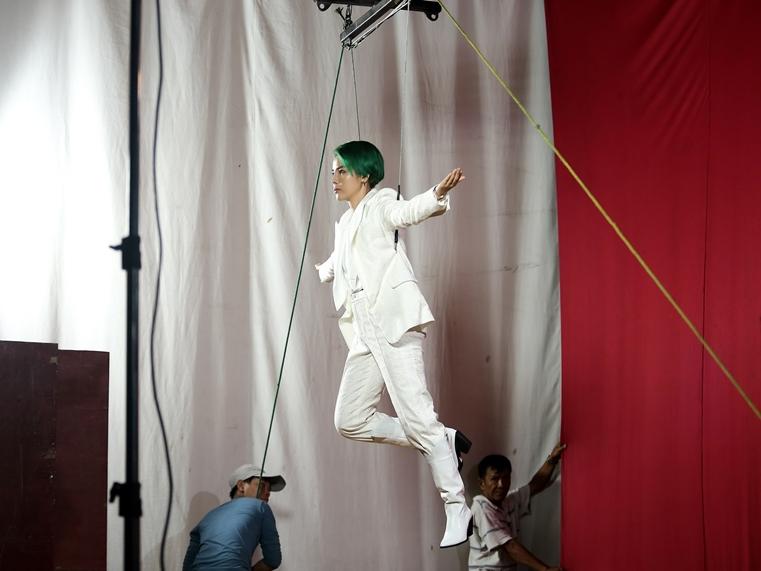 Mạnh mẽ trên sân khấu là thế nhưng Vũ Cát Tường e ấp như thiếu nữ 18 nép vào ngực soái ca-13