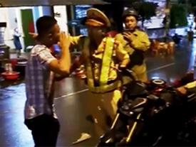 CSGT té ngửa vì 'tréo chân, mất thăng bằng' khi tránh húc cùi chỏ? CSGT té ngửa vì 'tréo chân, mất thăng bằng' khi tránh húc cùi chỏ?