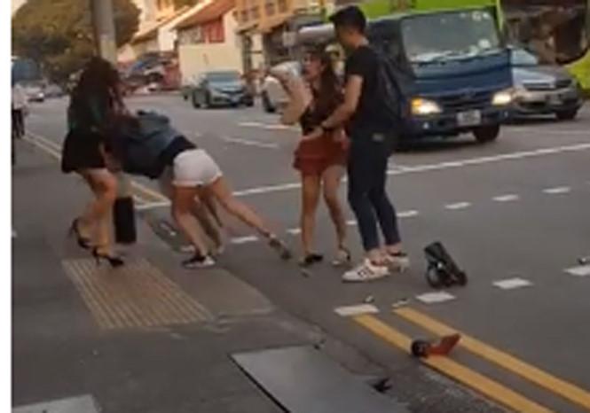 Hai cô gái lột đồ đánh chửi nhau bằng tiếng Việt ở Singapore, nhiều người đứng chụp ảnh quay clip-1