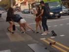 Hai cô gái lột đồ đánh chửi nhau bằng tiếng Việt ở Singapore, nhiều người đứng chụp ảnh quay clip
