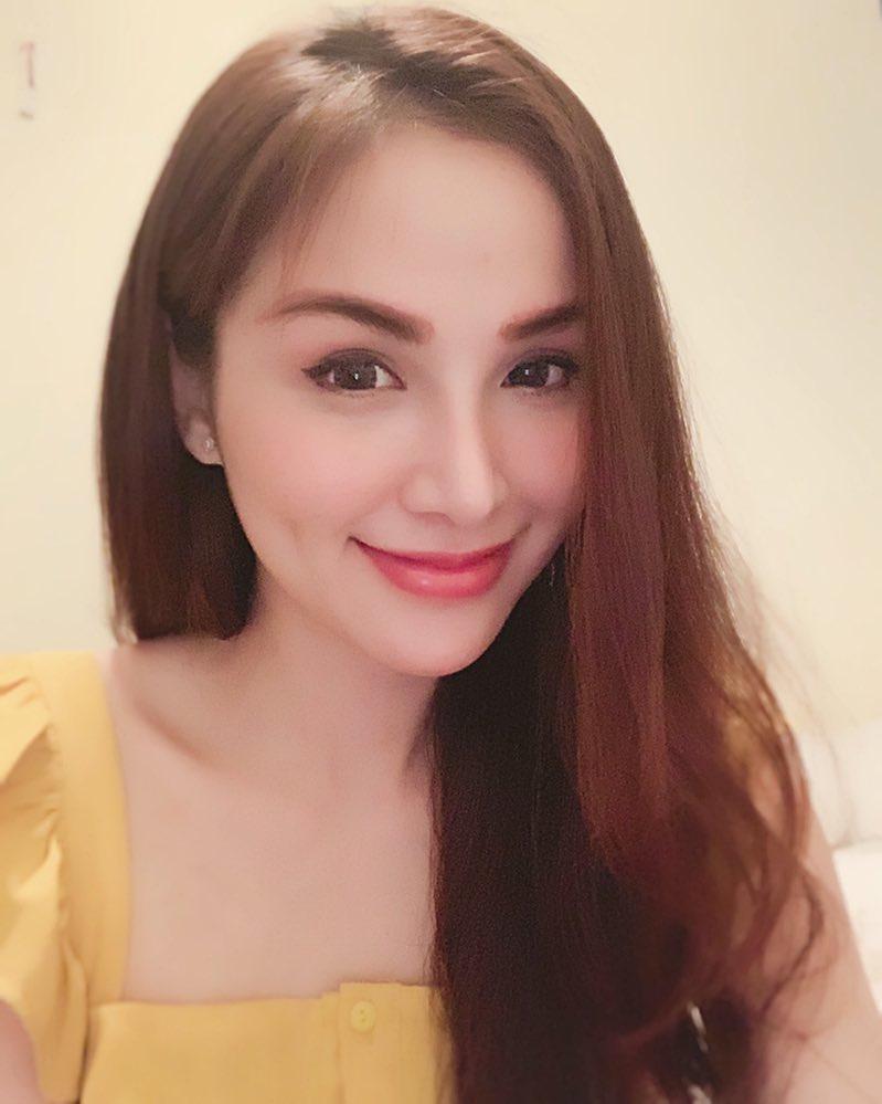 Hoa hậu Diễm Hương gây xôn xao với gương mặt bị nghiệp đoàn mạng nhận xét chẳng khác nào búp bê hư-16