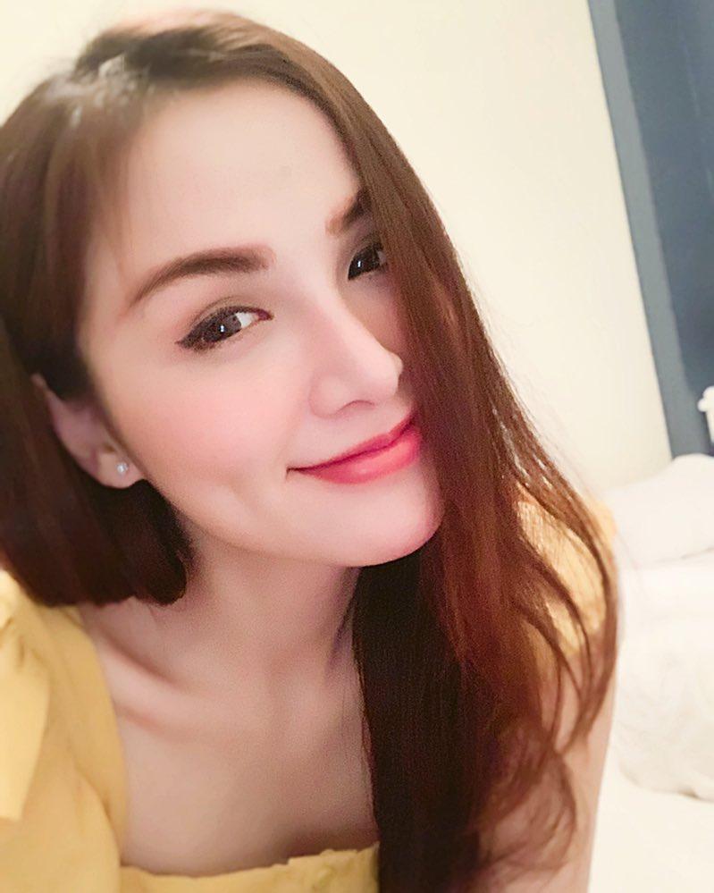 Hoa hậu Diễm Hương gây xôn xao với gương mặt bị nghiệp đoàn mạng nhận xét chẳng khác nào búp bê hư-17