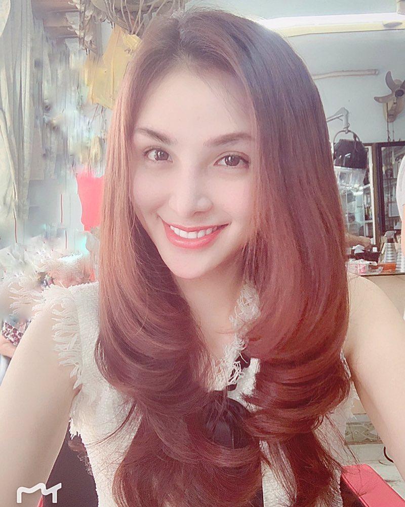 Hoa hậu Diễm Hương gây xôn xao với gương mặt bị nghiệp đoàn mạng nhận xét chẳng khác nào búp bê hư-15