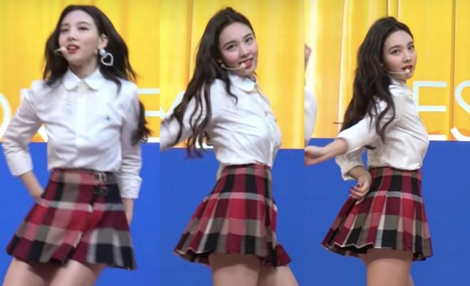 Nữ thần tượng vẫn tự tin trình diễn dù gặp sự cố trang phục-1