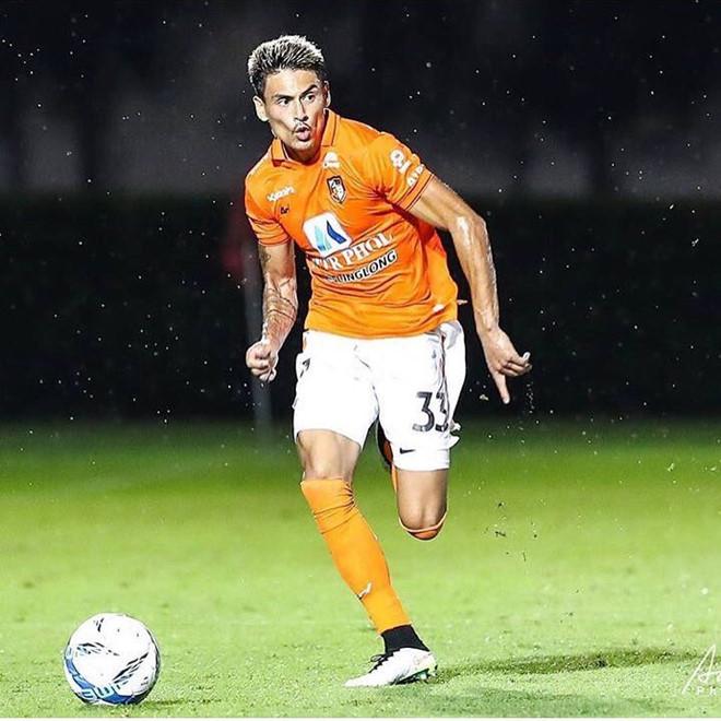 Hậu vệ Thái Lan được dân mạng tìm kiếm vì giống ca sĩ Hoa Vinh-6