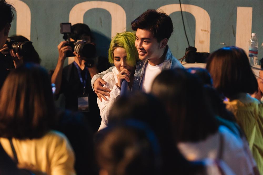 Mạnh mẽ trên sân khấu là thế nhưng Vũ Cát Tường e ấp như thiếu nữ 18 nép vào ngực soái ca-5