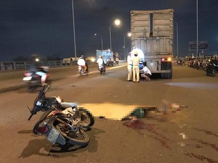 Va chạm với xe container, 2 thanh niên chết thảm trên cầu Đồng Nai