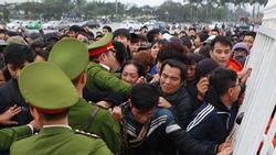 CĐV chen lấn đổ hàng rào để mua vé xem AFF Cup