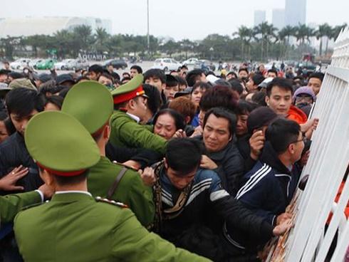 CĐV chen lấn đổ hàng rào để mua vé xem AFF Cup