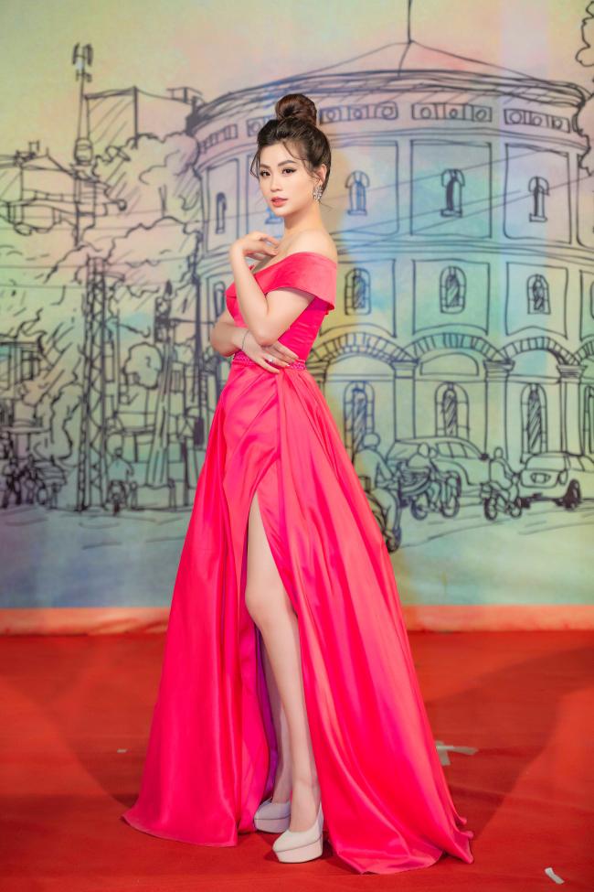 CUỘC CHIẾN THẢM ĐỎ: Hoa hậu Tiểu Vy - Ninh Dương Lan Ngọc diện váy xẻ hông cao tít tắp lấn át dàn mỹ nhân-9
