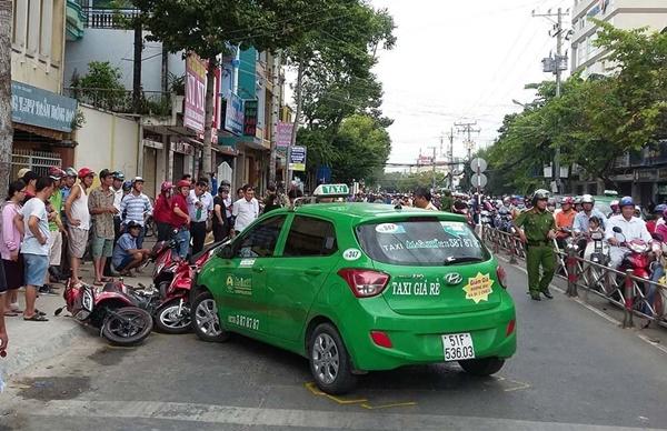 Taxi Mai Linh lùa hàng loạt xe máy, nhiều người la hét kêu cứu-2