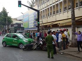 Taxi Mai Linh lùa hàng loạt xe máy, nhiều người la hét kêu cứu Taxi Mai Linh lùa hàng loạt xe máy, nhiều người la hét kêu cứu