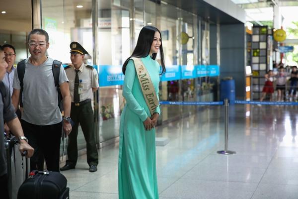 Hoa hậu Trái Đất 2018 Nguyễn Phương Khánh trở về Việt Nam trong vòng vây người hâm mộ-12