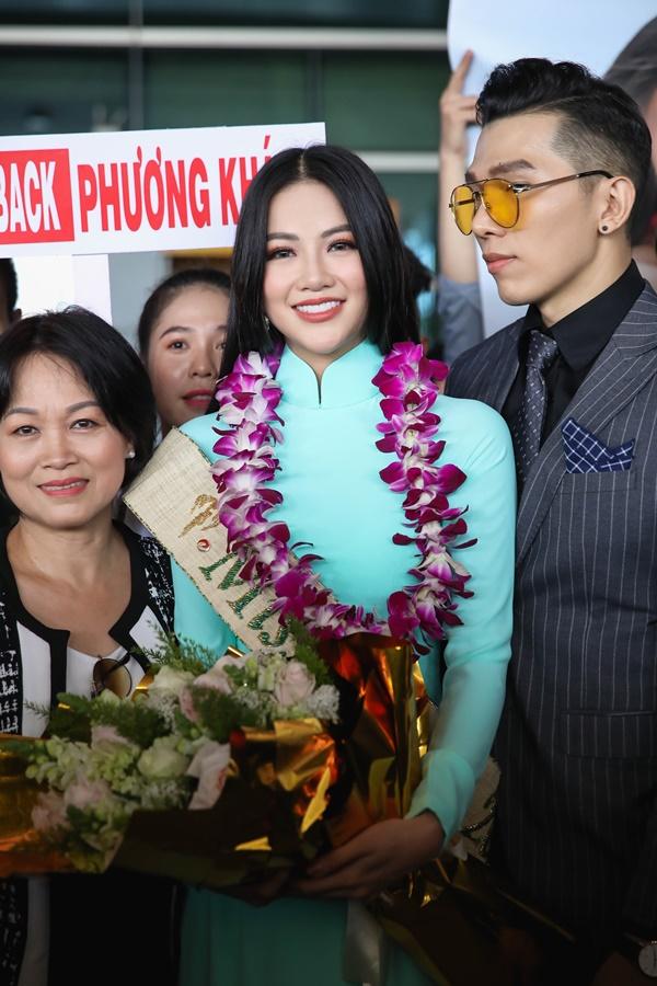 Hoa hậu Trái Đất 2018 Nguyễn Phương Khánh trở về Việt Nam trong vòng vây người hâm mộ-19
