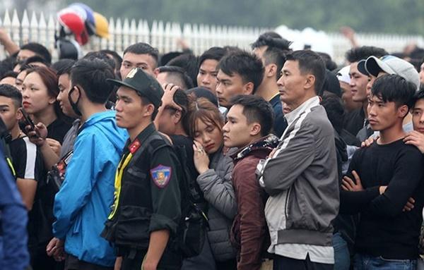 Sếp VFF nói gì khi CĐV chen chúc mua vé xem Việt Nam vs Malaysia?-2