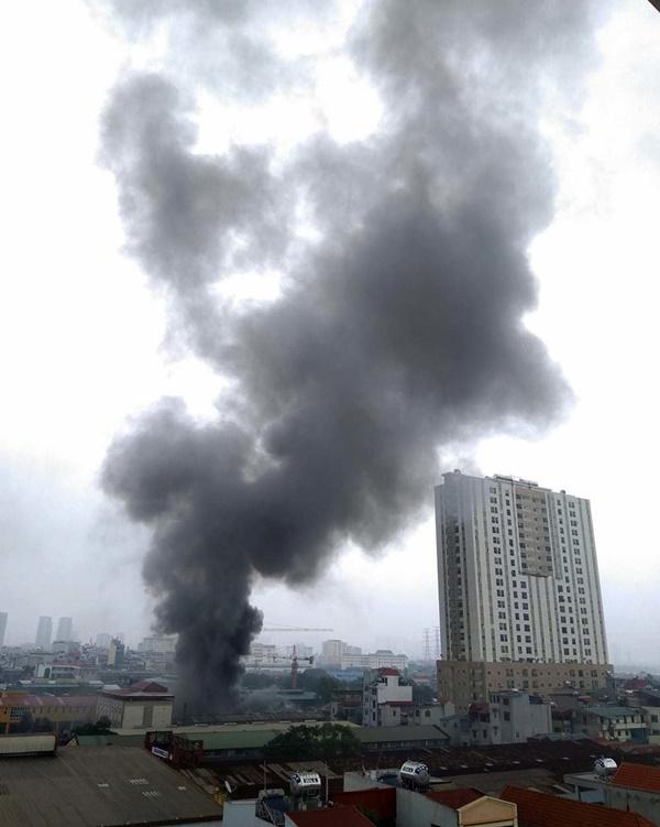 Hà Nội: Cháy lớn kho hàng gần bến xe Nước Ngầm-2