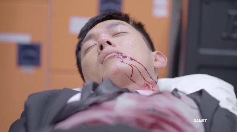 Diễn lại cảnh vạn người rơi nước mắt đẹp nhất Hậu Duệ Mặt Trời, Khả Ngân khóc nhưng biểu cảm kỳ lạ khiến ai cũng tưởng cô ấy đang cười-1