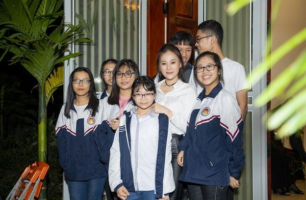Quỳnh Búp Bê hot trên diện rộng, nữ chính Phương Oanh về quê được cả làng háo hức xin chụp ảnh-7